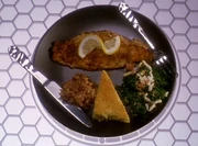 Gebratener Catfish serviert mit Zitrone.