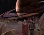 Wesley et Salia, régente de Daleb IV dans le holodeck.