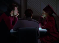 Riker doet alsof hij flirt met Guinan.