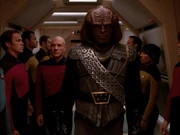 Worf accepteert een aanstelling als een Klingon Rijks officer