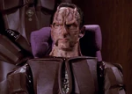 Macet met een baard en een oud Cardassian uniform.