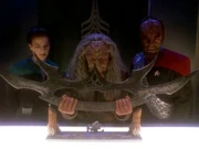 Dax, Kor en Worf vinden het Zwaard van Kahless