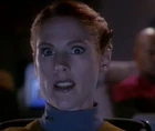 Een niet genoemde weapons officer, aan boord van de USS Defiant.