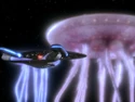 De Farpoint levensvorm met de USS Enterprise-D.