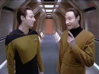 Data geeft Lore een rondleiding van het schip.