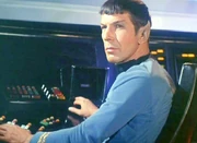 Komandor Spock -Oficer Naukowy przy swoim stanowisku na mostku U.S.S. "Enterprise"