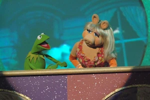 Miss Piggy and Kermit singing The Muppet Show theme at the TV Land Awards.
