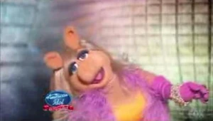 Miss Piggy on "Idol Gives Back"