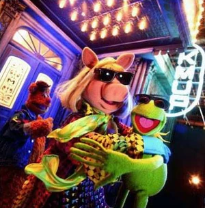 Kermit and Miss Piggy in front of KMUP studios.