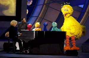 Wayne Brady performs with Elmo, Zoe, Grover, Rosita and Big Bird.