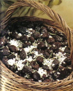 Salted olives (Elies throumpes)