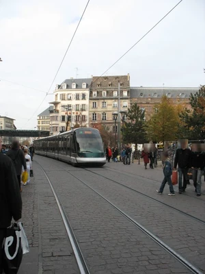 Rame Eurotram circulant sur la ligne D vers Rotonde entrant en station Homme de Fer.