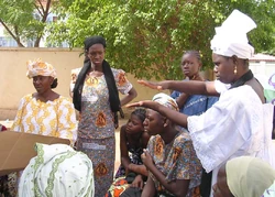 AFIMA instructors use gesture language to convey solar cooking concepts to deaf and hard-of-hearing women of AMAFH.