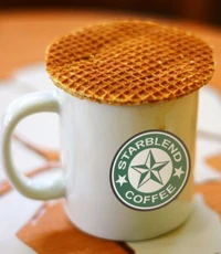 Een beker koffie met een lekkere honingwafel, verkrijgbaar bij Coffee a gogo.