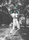 Toby Philpott juggling.