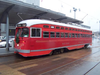 Een Pacific Electric PCC op de F Market & Wharves lijn in San Francisco.