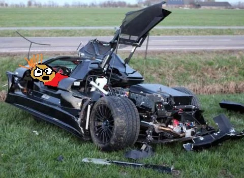 Car_crash_20_year_old_driver_destroys_gumpert_apollo_01.jpg