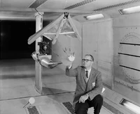 Francis Rogallo testant un prototype en soufflerie