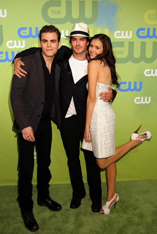 http://images2.wikia.nocookie.net/__cb20120103020040/degrassi/images/1/1a/Paul-wesley-ian-somerhalder-e-nina-dobrev-al-cw-network-upfront-party-per-promuovere-the-vampire-diaries-a-maggio-2009-120861.jpg