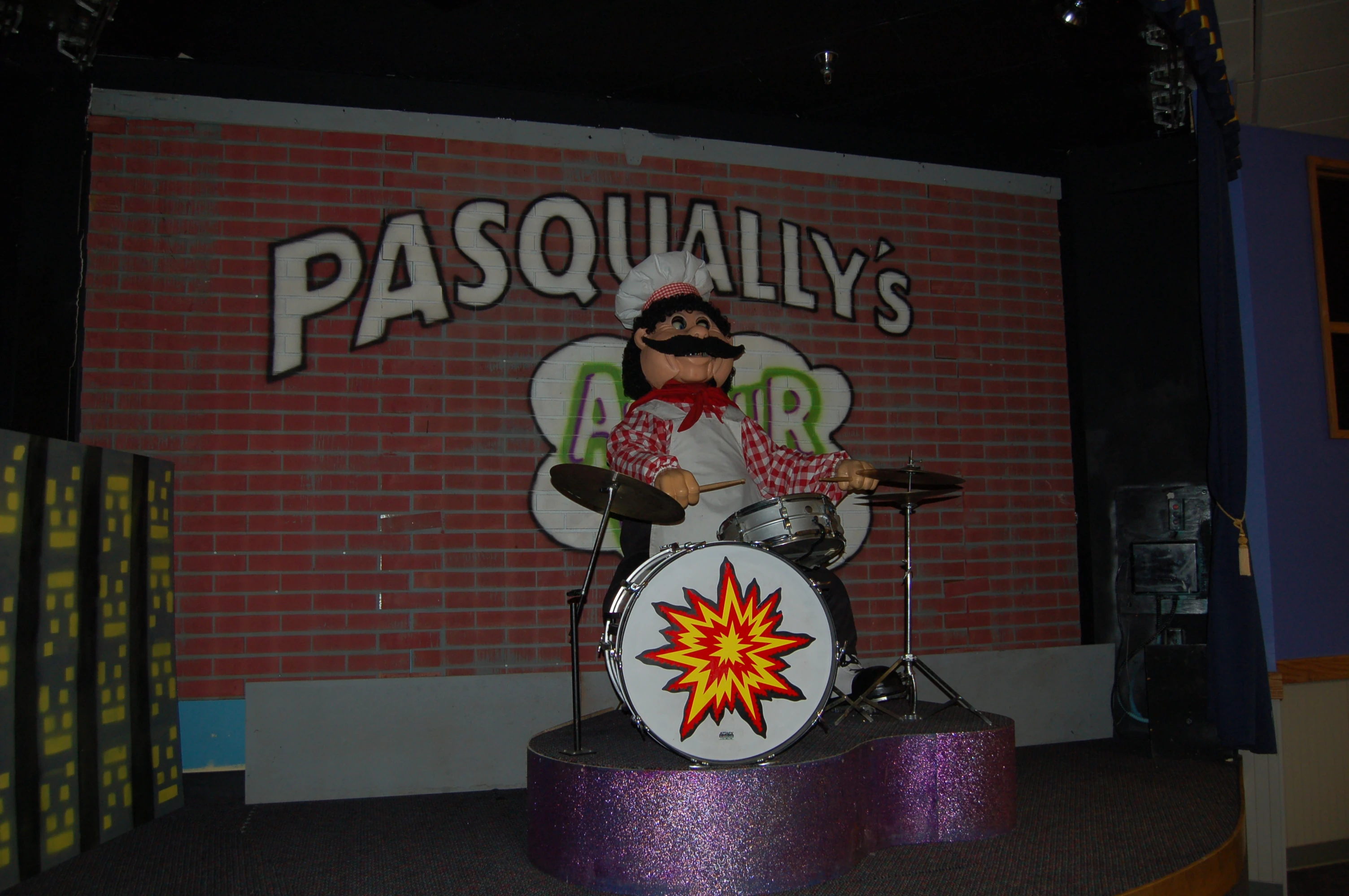 шоу пицца плейс. Showbiz pizza place инцидент. шоу бай пицца плейс. шоу бойз пицца плейс. шоубиз пицца.